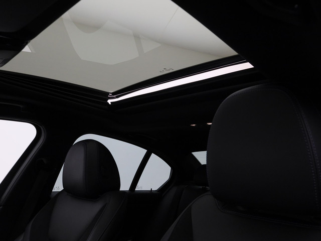 BMW 3 Serie 320e M-Sport | PANO | CAMERA | MEMORY | STOELVERWARMING | TREKHAAK