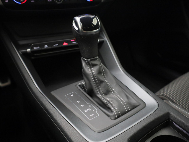 Audi Q3 45 TFSIe 180kW 245PK S Line · Stoelverwarming · Drive select · Leder stof · Apple Android Car Play ·