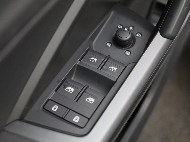 Audi Q3 45 TFSIe 180kW 245PK S Line · Stoelverwarming · Drive select · Leder stof · Apple Android Car Play ·