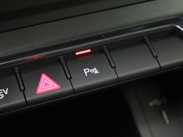 Audi Q3 45 TFSIe 180kW 245PK S Line · Stoelverwarming · Drive select · Leder stof · Apple Android Car Play ·