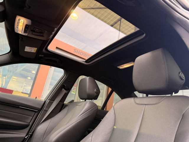 BMW 3 Serie 330e M-Sport | Head-Up | Cruise | Stoelverwarming | 360 | Leder | Schuif Kantel | Harman Kardon |