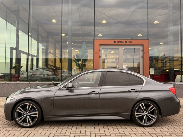 BMW 3 Serie 330e M-Sport | Head-Up | Cruise | Stoelverwarming | 360 | Leder | Schuif Kantel | Harman Kardon |