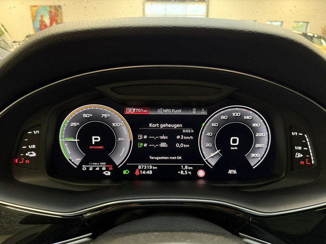 Audi Q7 60 TFSI e quattro Competition Laser Licht Trekhaak 22 Inch Panoramadak Audi S Sportstoelen Stoelventilatie Stoelmassage ACC Vol!