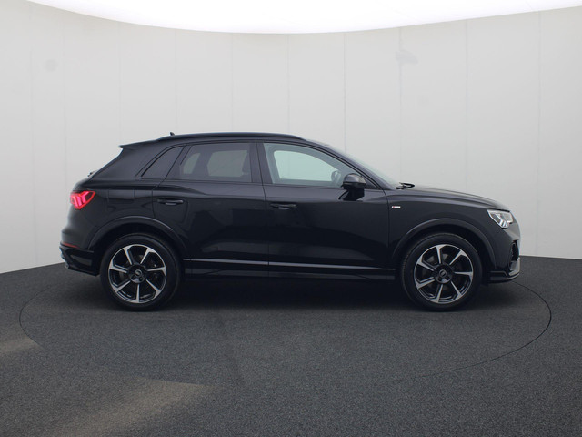 Audi Q3 45 TFSIe 180kW 245PK S Line · Apple Android Car Play · Elektrische stoelverstelling · Leder · Trekhaak