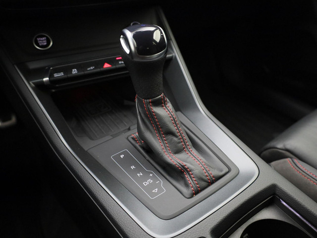 Audi Q3 45 TFSIe 180kW 245PK S Line · Apple Android Car Play · Elektrische stoelverstelling · Leder · Trekhaak
