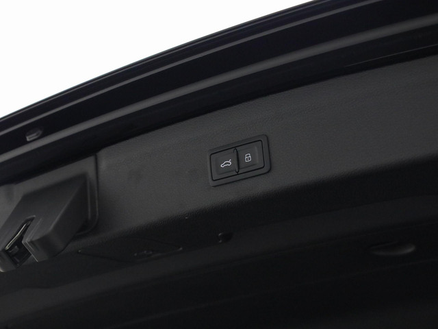 Audi Q3 45 TFSIe 180kW 245PK S Line · Apple Android Car Play · Elektrische stoelverstelling · Leder · Trekhaak