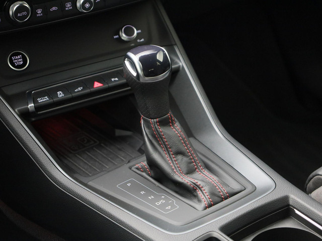 Audi Q3 45 TFSIe 180kW 245PK S Line · Apple Android Car Play · Elektrische stoelverstelling · Leder · Trekhaak