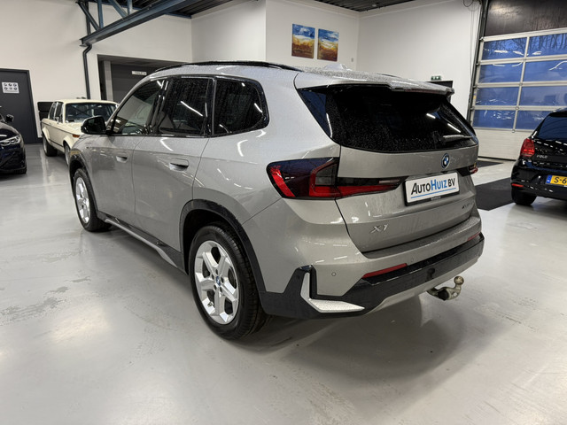 BMW X1 xDrive25e xLine LED Panoramadak Trekhaak LED Harman-Kardon Leder Stoelverwarming LED Keyless Entry 18 Inch