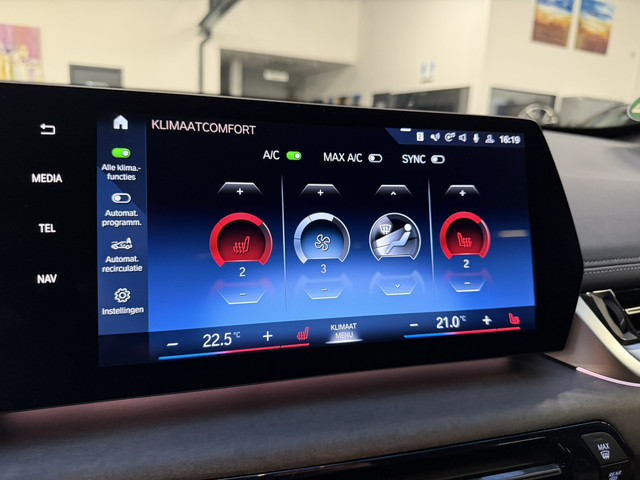 BMW X1 xDrive25e xLine LED Panoramadak Trekhaak LED Harman-Kardon Leder Stoelverwarming LED Keyless Entry 18 Inch