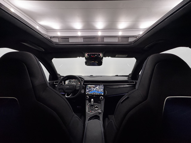 Lynk & Co 01 1.5 Pano, 360 Camera, Navi, Keyless start, Trekhaak, Stoelverwarming, Elektrische achterklep, Lichtmetalen velgen