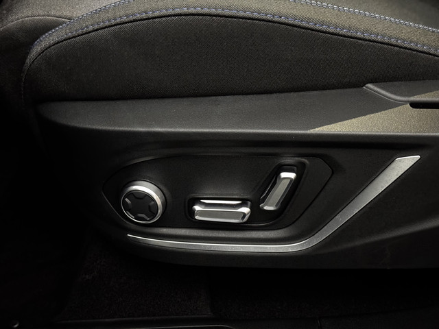 Lynk & Co 01 1.5 Pano, 360 Camera, Navi, Keyless start, Trekhaak, Stoelverwarming, Elektrische achterklep, Lichtmetalen velgen