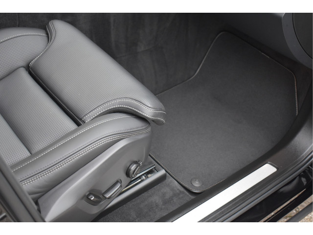 Volvo XC60 2.0 Recharge T8 AWD R-Design 455 Pk Pano Luchtvering Trekhaak Keyless Leder 21 Inch