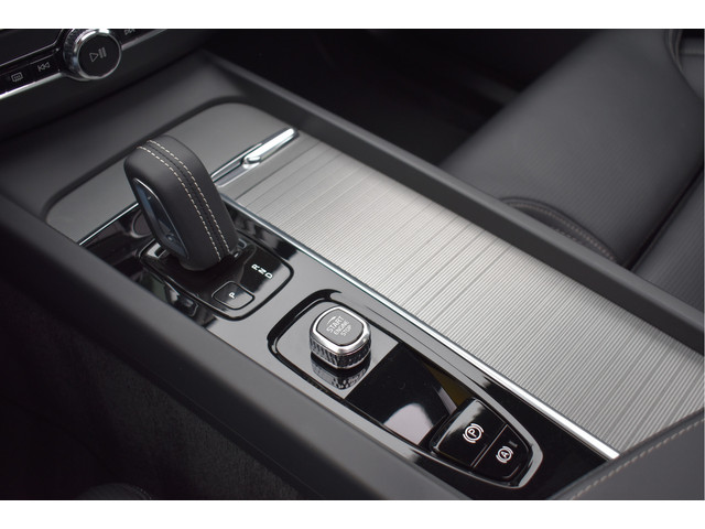 Volvo XC60 2.0 Recharge T8 AWD R-Design 455 Pk Pano Luchtvering Trekhaak Keyless Leder 21 Inch