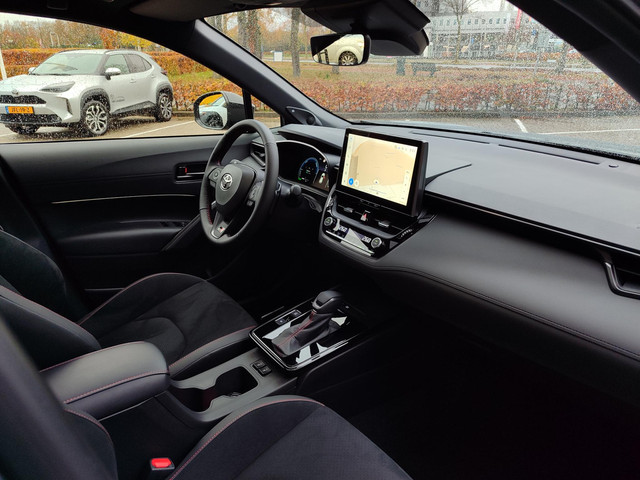 Toyota Corolla Cross Hybrid 180 GR SPORT PANODAK 19'' LM-VELGEN JBL-AUDIO NAVI CAMERA PARK-SENSOREN CLIMA BLIND SPOT STOELVERW APPLE ANDROID