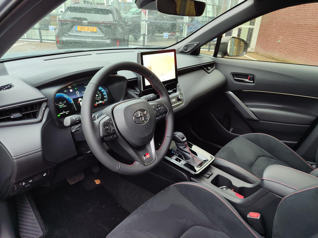 Toyota Corolla Cross Hybrid 180 GR SPORT PANODAK 19'' LM-VELGEN JBL-AUDIO NAVI CAMERA PARK-SENSOREN CLIMA BLIND SPOT STOELVERW APPLE ANDROID