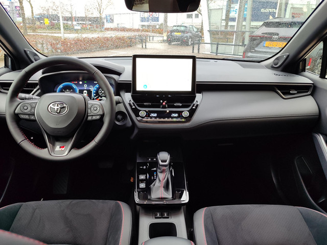 Toyota Corolla Cross Hybrid 180 GR SPORT PANODAK 19'' LM-VELGEN JBL-AUDIO NAVI CAMERA PARK-SENSOREN CLIMA BLIND SPOT STOELVERW APPLE ANDROID