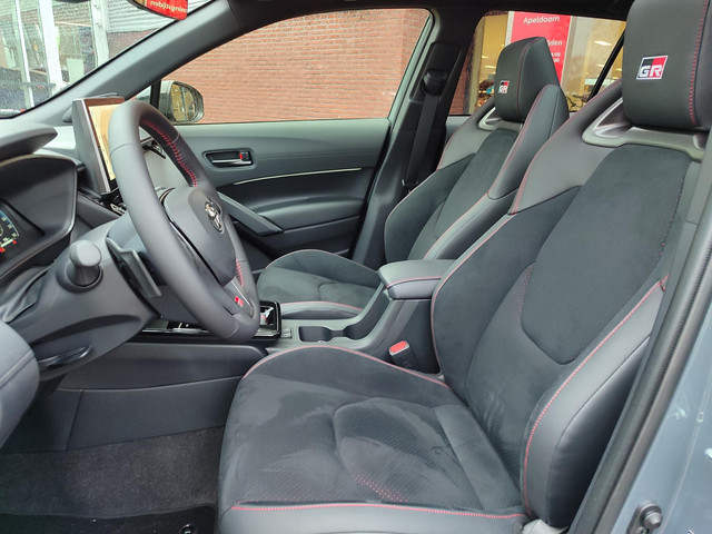 Toyota Corolla Cross Hybrid 180 GR SPORT PANODAK 19'' LM-VELGEN JBL-AUDIO NAVI CAMERA PARK-SENSOREN CLIMA BLIND SPOT STOELVERW APPLE ANDROID