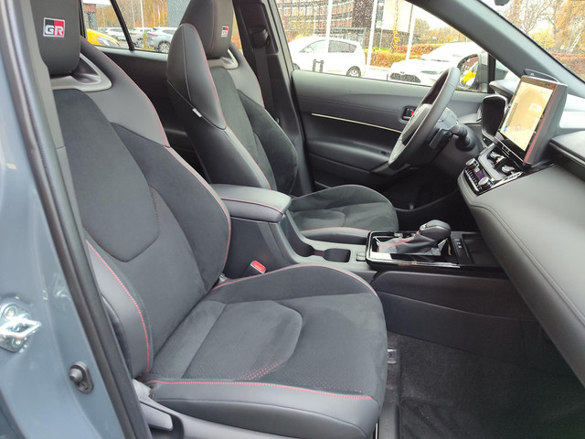 Toyota Corolla Cross Hybrid 180 GR SPORT PANODAK 19'' LM-VELGEN JBL-AUDIO NAVI CAMERA PARK-SENSOREN CLIMA BLIND SPOT STOELVERW APPLE ANDROID