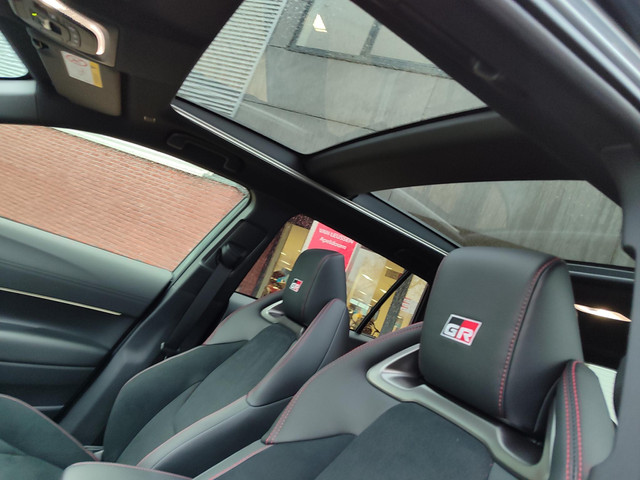 Toyota Corolla Cross Hybrid 180 GR SPORT PANODAK 19'' LM-VELGEN JBL-AUDIO NAVI CAMERA PARK-SENSOREN CLIMA BLIND SPOT STOELVERW APPLE ANDROID