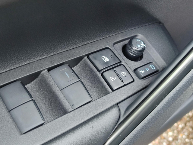 Toyota Corolla Cross Hybrid 180 GR SPORT PANODAK 19'' LM-VELGEN JBL-AUDIO NAVI CAMERA PARK-SENSOREN CLIMA BLIND SPOT STOELVERW APPLE ANDROID