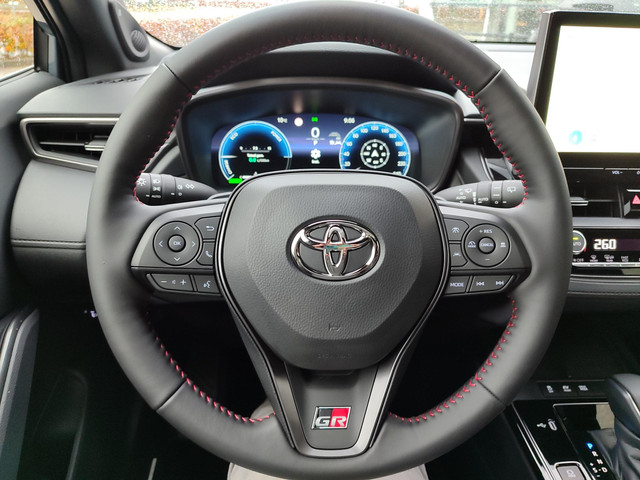 Toyota Corolla Cross Hybrid 180 GR SPORT PANODAK 19'' LM-VELGEN JBL-AUDIO NAVI CAMERA PARK-SENSOREN CLIMA BLIND SPOT STOELVERW APPLE ANDROID