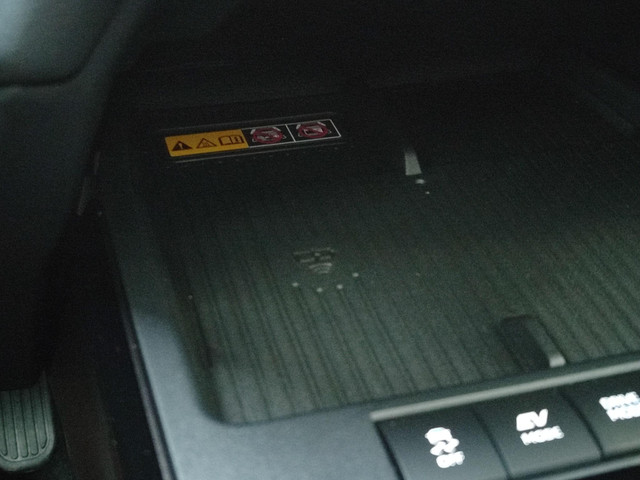 Toyota Corolla Cross Hybrid 180 GR SPORT PANODAK 19'' LM-VELGEN JBL-AUDIO NAVI CAMERA PARK-SENSOREN CLIMA BLIND SPOT STOELVERW APPLE ANDROID