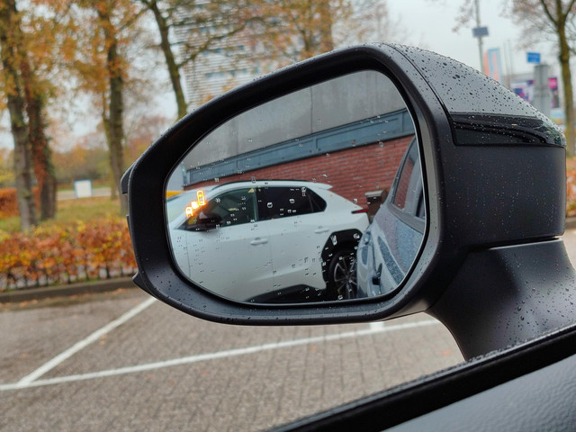 Toyota Corolla Cross Hybrid 180 GR SPORT PANODAK 19'' LM-VELGEN JBL-AUDIO NAVI CAMERA PARK-SENSOREN CLIMA BLIND SPOT STOELVERW APPLE ANDROID