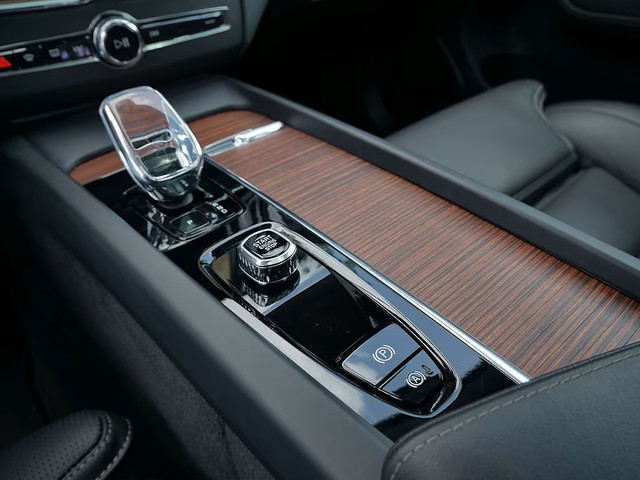 Volvo XC60 2.0 T8 Plug-in hybrid AWD ULTRA Dark (335kW 455PK) FULL OPTION (PANO TREKH) ** 1e EIG - Ex VOLVO ** INFORMEER OOK NAAR ONZE AA