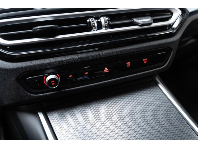 BMW 3 Serie 330e xDrive M 19' Pano ACC CarPlay Leder Camera