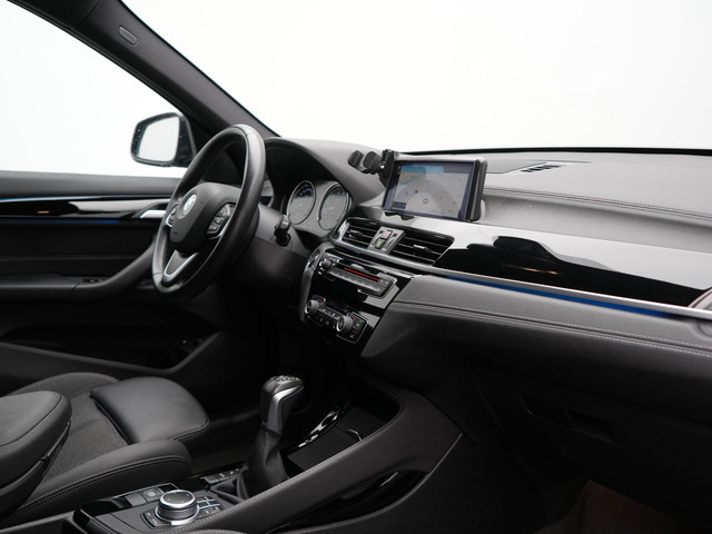 BMW X1 xDrive25e Sportline Plug In Hybrid 221pk Dealer O.H. PHEV | Trekhaak | Camera | Sfeerverlichting | Keyless | Sportstoelen Verwar