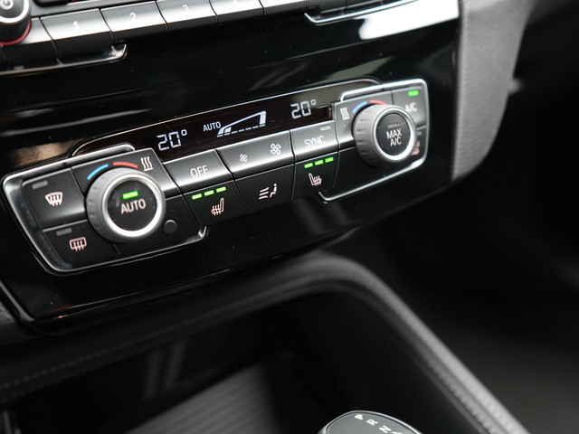 BMW X1 xDrive25e Sportline Plug In Hybrid 221pk Dealer O.H. PHEV | Trekhaak | Camera | Sfeerverlichting | Keyless | Sportstoelen Verwar