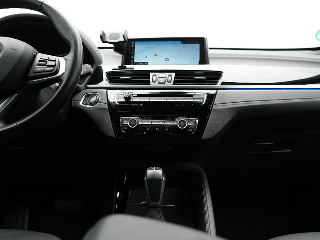 BMW X1 xDrive25e Sportline Plug In Hybrid 221pk Dealer O.H. PHEV | Trekhaak | Camera | Sfeerverlichting | Keyless | Sportstoelen Verwar