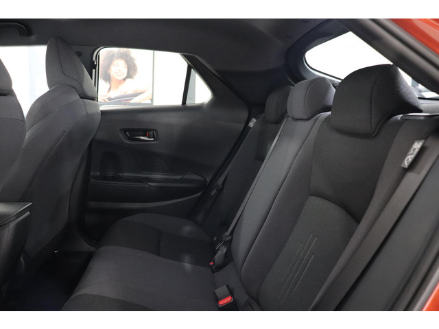 Toyota C-HR 2.0 Plug-in Hybrid 220 Dynamic, Zwarte 18 inch velgen & Logo's, Oranje Accenten en Remklauwen, Stuur & Stoelverwarming!