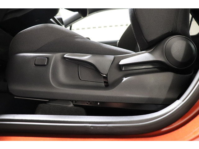 Toyota C-HR 2.0 Plug-in Hybrid 220 Dynamic, Zwarte 18 inch velgen & Logo's, Oranje Accenten en Remklauwen, Stuur & Stoelverwarming!