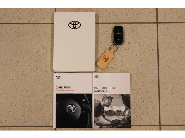 Toyota C-HR 2.0 Plug-in Hybrid 220 Dynamic, Zwarte 18 inch velgen & Logo's, Oranje Accenten en Remklauwen, Stuur & Stoelverwarming!