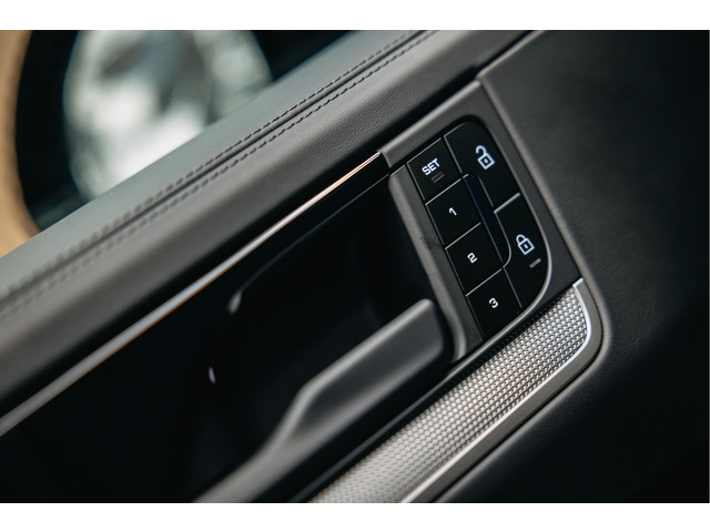 Porsche Cayenne Coupé 3.0 E-Hybrid Black Edition | Sport Chrono | Luchtvering | Adaptieve (18-voudige) sportstoelen met verwarming en verkoeling