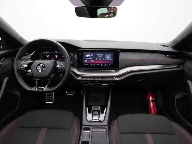 Skoda Octavia Combi 1.4 TSI RS iV 245 pk DSG PHEV Business | Panoramadak | Canton | Adaptief onderstel | Matrix LED | Achteruitrijcamera | Sto