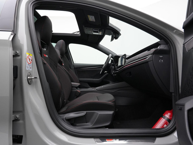 Skoda Octavia Combi 1.4 TSI RS iV 245 pk DSG PHEV Business | Panoramadak | Canton | Adaptief onderstel | Matrix LED | Achteruitrijcamera | Sto