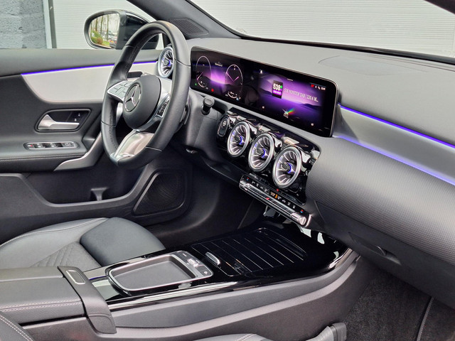 Mercedes-Benz A-Klasse 250 e Star Edition Luxury Line | Panoramadak | Night pakket | Achteruitrijcamera | Sfeerverlichting | Multibeam LED | Dodehoekas