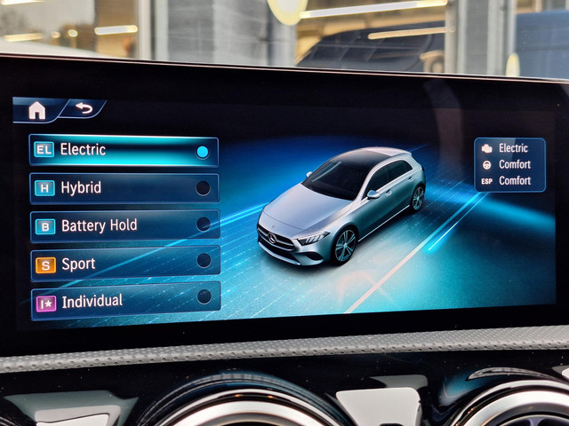 Mercedes-Benz A-Klasse 250 e Star Edition Luxury Line | Panoramadak | Night pakket | Achteruitrijcamera | Sfeerverlichting | Multibeam LED | Dodehoekas