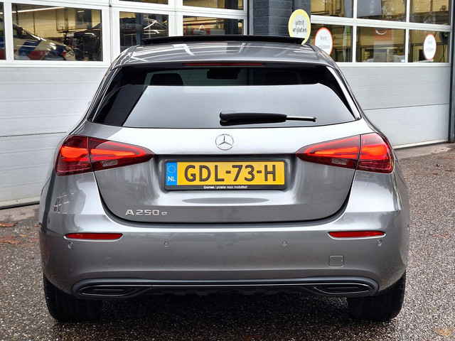 Mercedes-Benz A-Klasse 250 e Star Edition Luxury Line | Panoramadak | Night pakket | Achteruitrijcamera | Sfeerverlichting | Multibeam LED | Dodehoekas