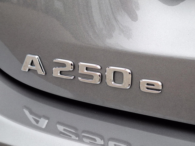 Mercedes-Benz A-Klasse 250 e Star Edition Luxury Line | Panoramadak | Night pakket | Achteruitrijcamera | Sfeerverlichting | Multibeam LED | Dodehoekas