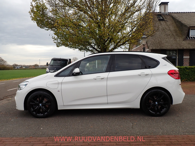 BMW 2 Serie Active Tourer 225XE M-PAKKET SHADOWLINE 94%SOH SPORTLEER KEYLESS NAVI