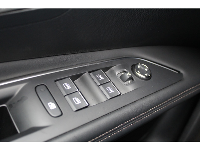 Peugeot 3008 1.6 HYbrid 225 GT | Nachtzicht | Panoramadak | Trekhaak | Navigatie | Camera | BLIS