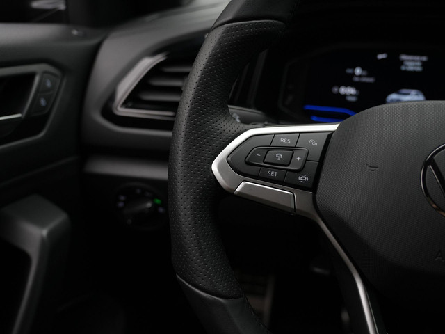 Volkswagen T-Roc 1.5 TSI 150 pk DSG R-Line | IQ Light | Parkeersensoren voor achter | Adaptive Cruise | Carplay