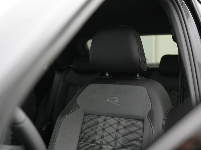 Volkswagen T-Roc 1.5 TSI 150 pk DSG R-Line | IQ Light | Parkeersensoren voor achter | Adaptive Cruise | Carplay