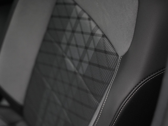 Volkswagen T-Roc 1.5 TSI 150 pk DSG R-Line | IQ Light | Parkeersensoren voor achter | Adaptive Cruise | Carplay