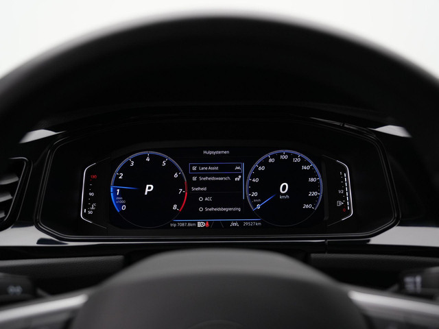 Volkswagen T-Roc 1.5 TSI 150 pk DSG R-Line | IQ Light | Parkeersensoren voor achter | Adaptive Cruise | Carplay