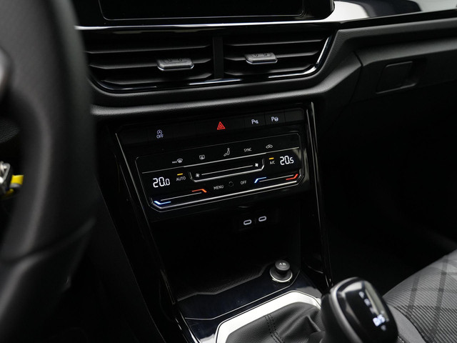 Volkswagen T-Roc 1.5 TSI 150 pk DSG R-Line | IQ Light | Parkeersensoren voor achter | Adaptive Cruise | Carplay