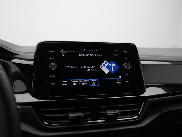 Volkswagen T-Roc 1.5 TSI 150 pk DSG R-Line | IQ Light | Parkeersensoren voor achter | Adaptive Cruise | Carplay